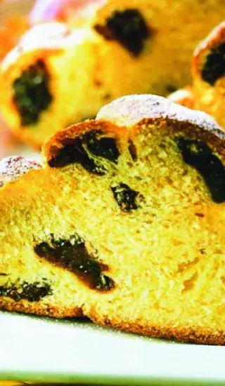 Vánočka se sušenými švestkami