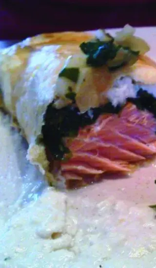 Losos v listovém těstě s modrým sýrem