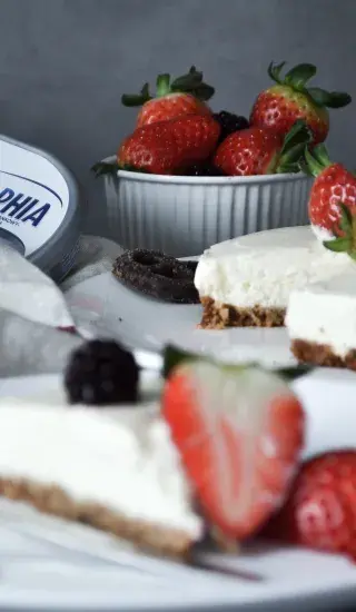 Smetanový cheescake s jahodami a pudinkem