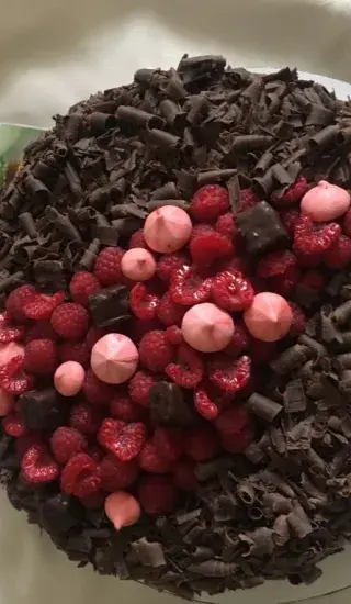 Čokoládovo malinový dort s čokoládovými hoblinami