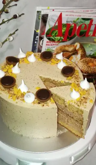 Oříškový dort s karamelovým korpusem