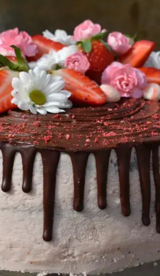 Kefírový dort s mascarpone krémem a jahodami