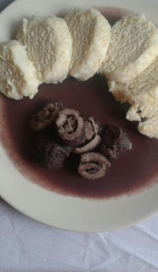 Kančí kýta s brusinkovou omáčkou