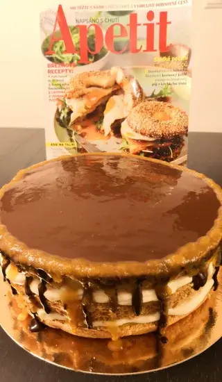 Dort s nadýchaným krémem a dýňovou marmeládou