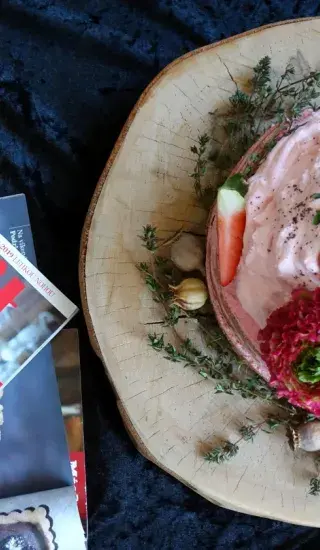 Makový dort s jahodovým krémem a tymiánem