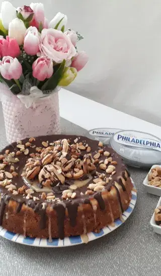 Arašídovo-karamelový cheesecake s arašídovými makronkami