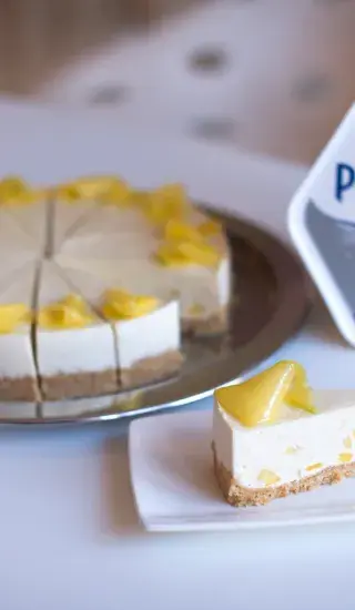 Mangový cheesecake s makadamovými ořechy a kokosem