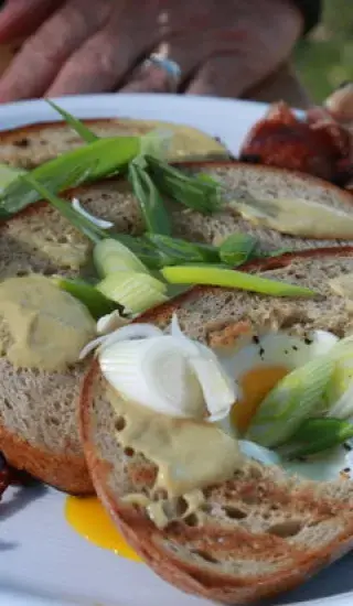 SELSKÝ CHLÉB SE ZAPEČENÝMI VEJCI