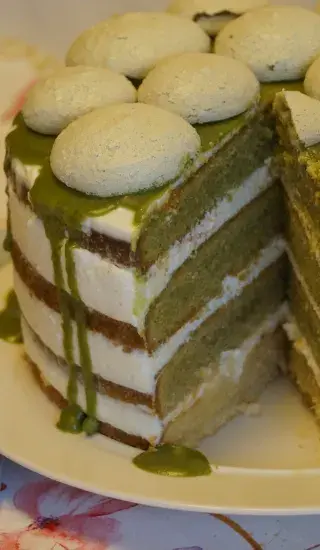 Matcha dort s limetkovým krémem 