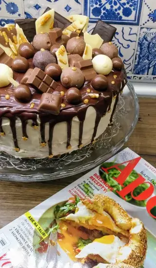Narozeninový smetanový dort s čokoládou