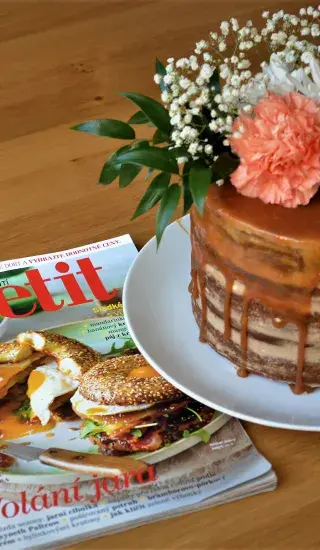 Dýňový dort s kořeněným sýrovým krémem a karamelem