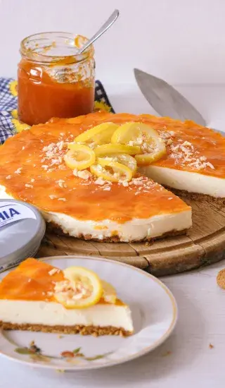 Amaretti cheesecake s meruňkovou glazurou