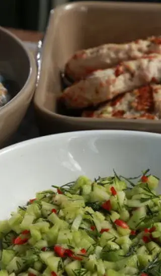 KRŮTÍ PLACIČKY, BRAMBORY SE SMETANOU, ŽAMPIONY A OKURKOVÁ SALSA