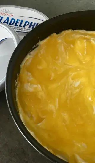 Mangový cheesecake s bílou čokoládou