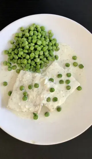 Rybí filé s nivovou omáčkou a máslovým hráškem