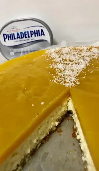 Cheesecake s bielou čokoládou, kokosom a mangom