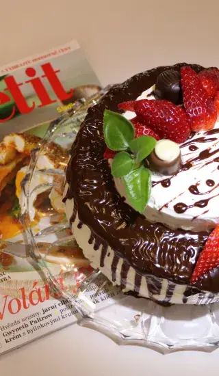 Šlehačkový dort s tvarohem a jahodami