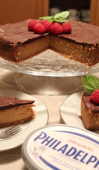Karamelový cheesecake s malinami a mátou