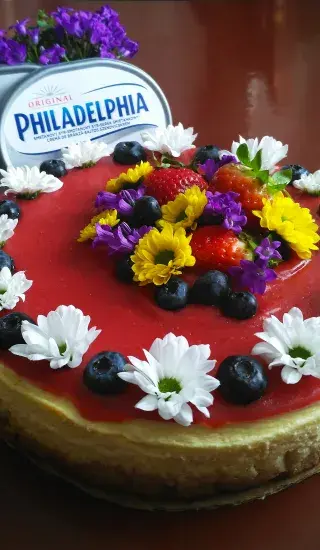 Jarní jahodový cheesecake s jedlými květy