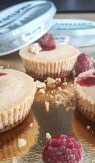 Mini cheesecakes s arašídovým máslem a malinovou omáčkou  