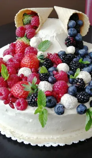 Ovocný dort s kokosovým karamelem a vanilkou