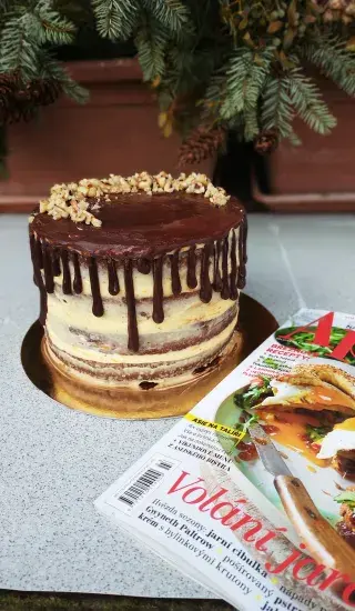 Pomerančový dort s čokoládou a slanými mandlemi