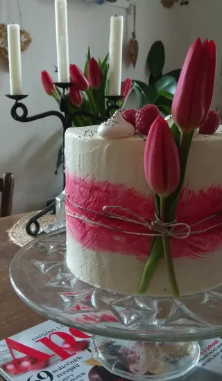 Makový dort s citronovým krémem a malinami