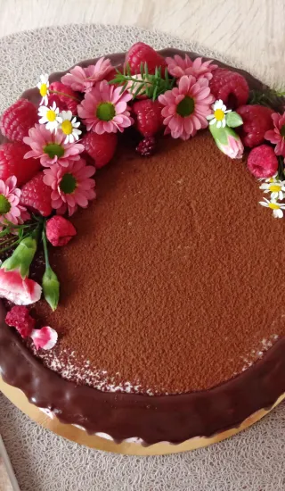 Čokoládovo-malinový narozeninový dort