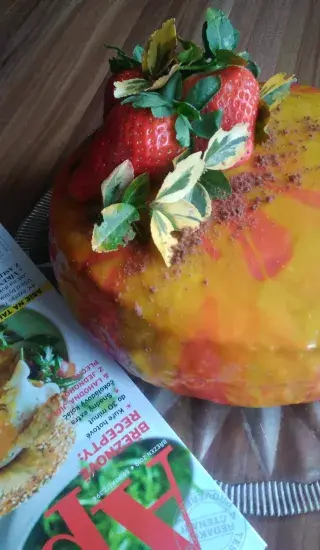 Kakaový dort s jahodami a dvěma krémy v zrcadlové polevě