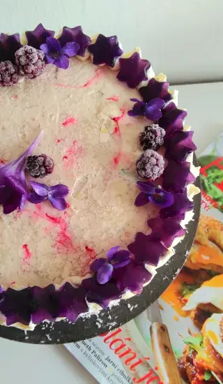 Svěží jarní dort s fialkami