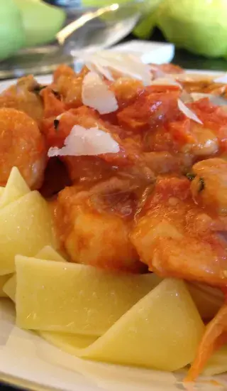 Pappardelle s krevetami a omáčkou z bílého vína a rajčat