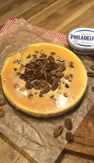Cheesecake s pekanovými ořechy a slaným karamelem