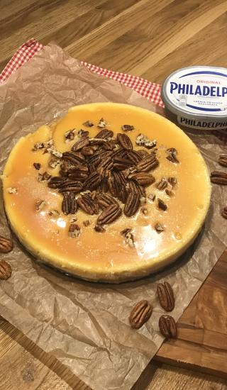 Cheesecake s pekanovými ořechy a slaným karamelem