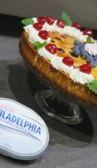 Pečený cheescake s višňami a s datlami