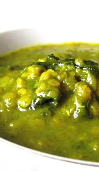 Čočkovo-špenátová polévka s kurkumou