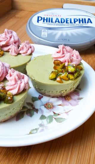 Zelené jarní minicheesecaky s čajem matcha a pistáciemi
