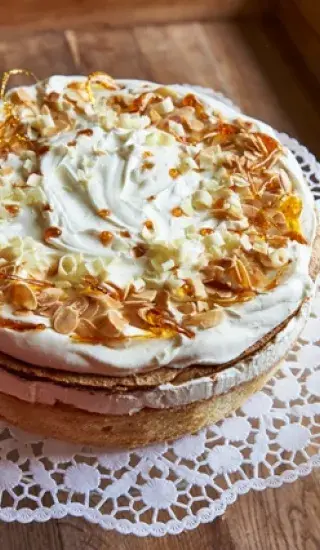 Slavnostní dort s meruňkovým džemem