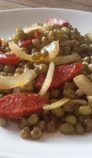 Mungo fazole s cibulí a klobásou