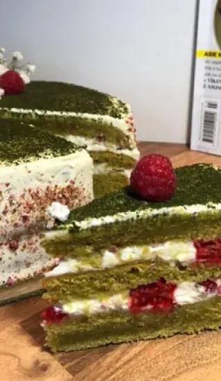 Jarní matcha dort s malinami