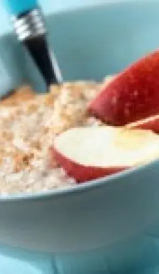 Ovesná kaše s jablkem a skořicí