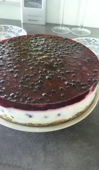Nepečený borůvkový dort se zakysanou smetanou