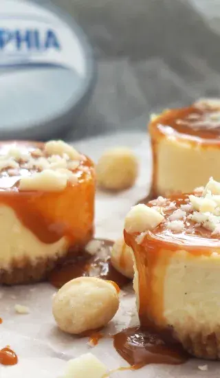 Minicheesecake se slaným karamelem a makadamovými ořechy