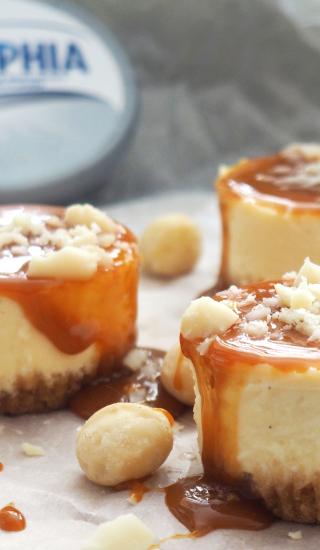 Minicheesecake se slaným karamelem a makadamovými ořechy