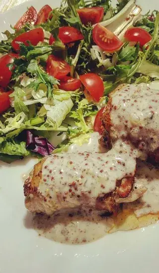 Panenka v kabátku se salátkem