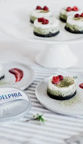 Mini cheesecaky se zeleným čajem a malinovým coulis