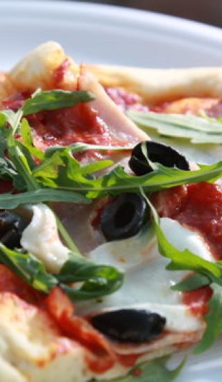 Domácí pizza s omáčkou s čerstvých rajčat