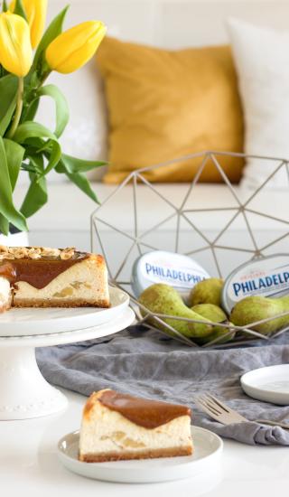 Cheesecake s pošírovanými hruškami a praliné polevou