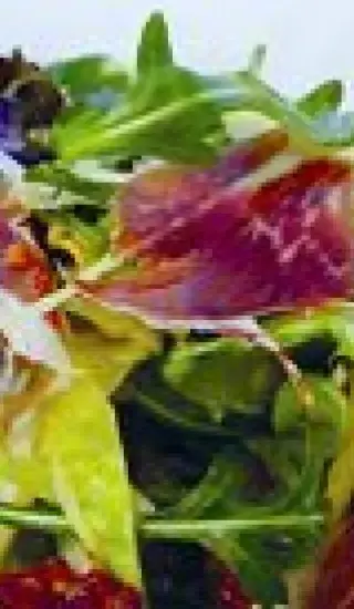 Ledový salát s rukolou a francouzskou vinaigrette