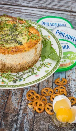 Slaný cheesecake s jarními bylinkami a chia semínky