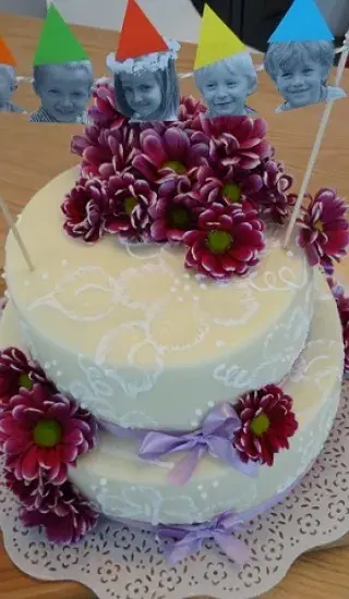 Krajkový narozeninový dort s královskou glazurou